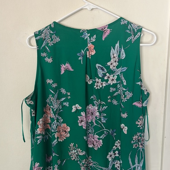 Sleeveless green blouse with flowers. Tie-front. - Picture 6 of 7